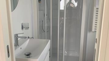Bungalow, 1 phòng ngủ, hiên, quang cảnh vườn | Phòng tắm