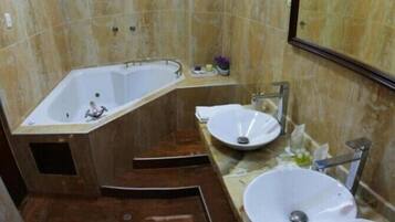 Quarto casal ou duplo básico, vista para a piscina | Banheiro | Produtos de toalete grátis, toalhas de banho