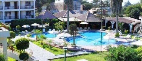 2 albercas al aire libre