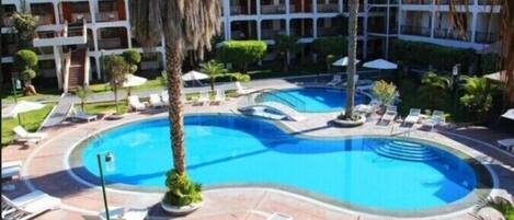 2 つの屋外プール