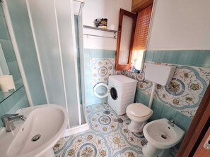 Regadera, bidet, toallas, jabón 