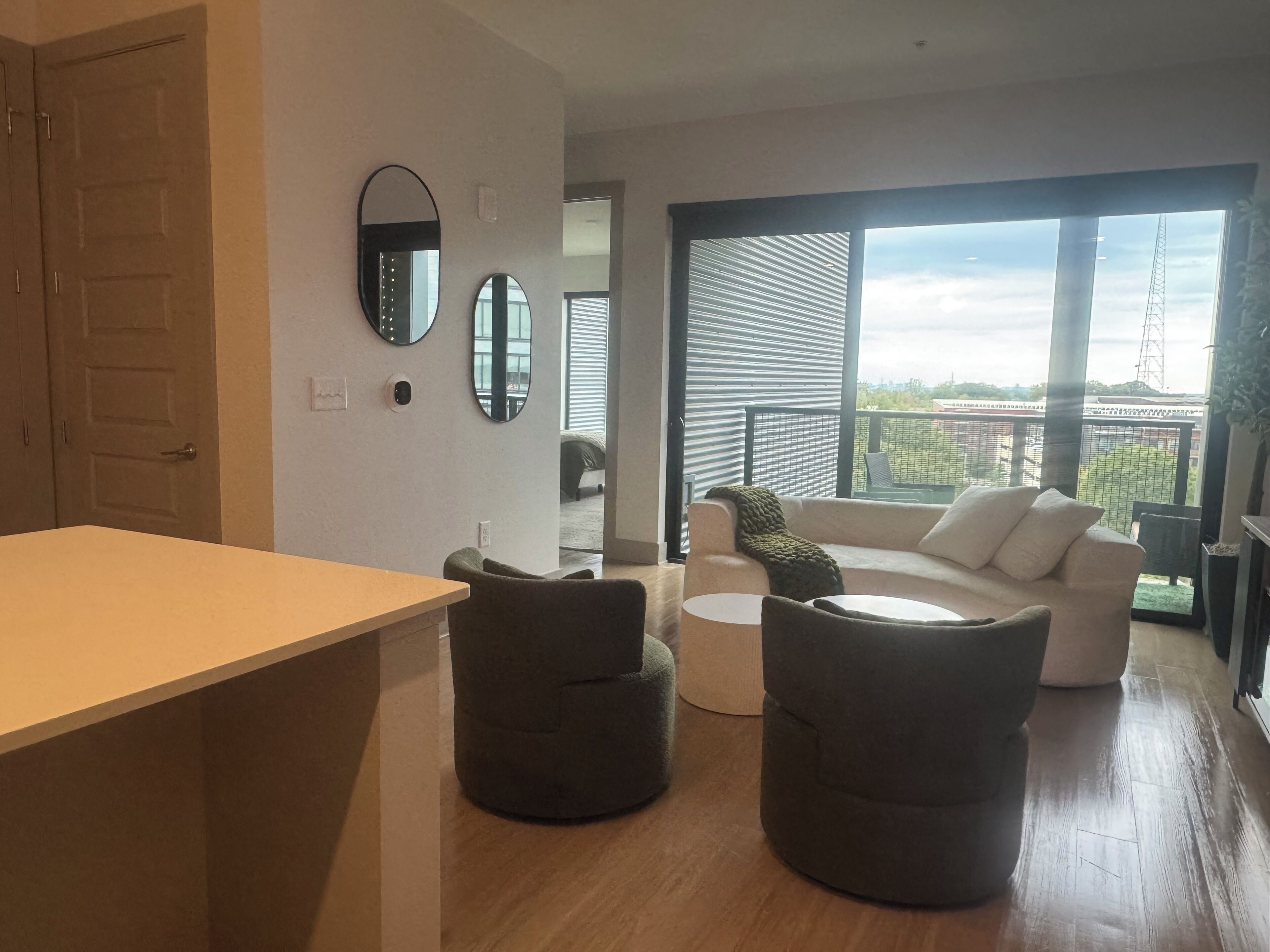 Smart-TV, peis, bordtennis og stereoanlegg