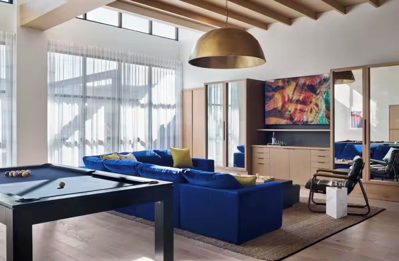 Een smart-tv, een open haard, een tafeltennistafel en een stereo