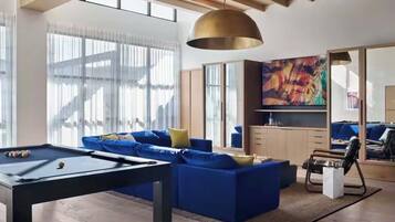 Smart TV, lareira, mesa de pingue-pongue, aparelho de som