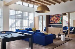 Smart TV, lareira, mesa de pingue-pongue, aparelho de som