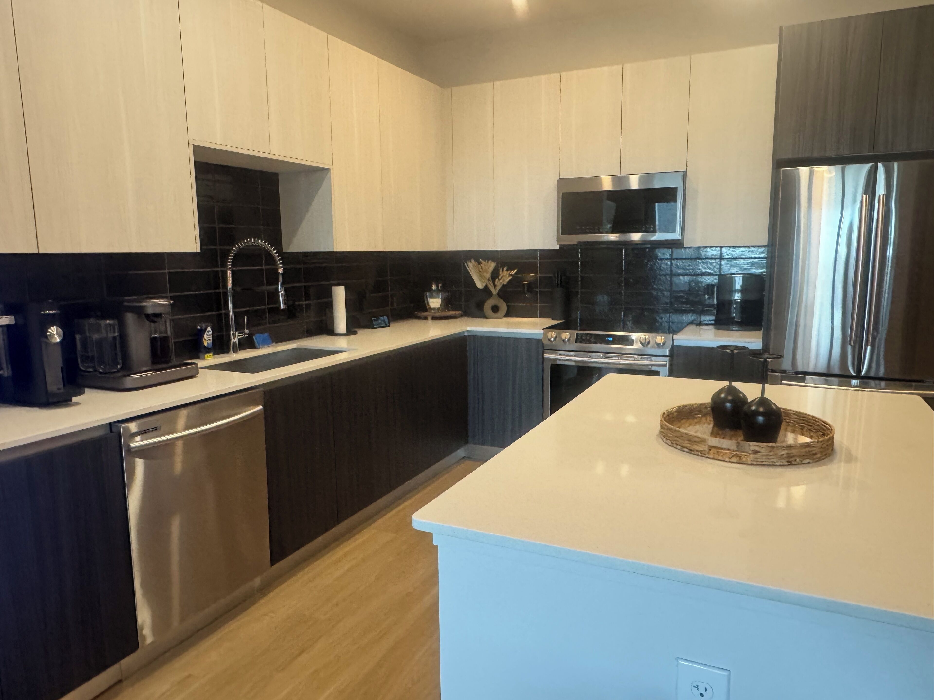 Kjøleskap, mikrobølgeovn, ovn og kokeplater