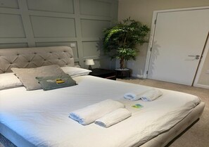 4 bedrooms, iron/ironing board, free WiFi, bed sheets - Stylish Central Manchester townhouse with parking - Pass the Keys (Manchester)