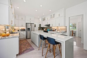 Fridge, microwave, oven, stovetop - The 19th Hole - Stylish Escape in Grand Junction (Grand Junction)