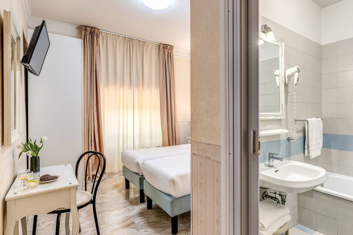 غرفة مزدوجة أو بسريرين منفصلين | خزنة داخل الغرفة وواي فاي مجانًا