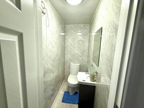 House, 5 Bedrooms, Smoking | Bathroom - Spacious 5 Bedrooms in Excel Big Ben and Westfield (London)