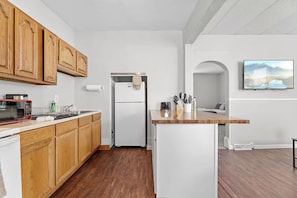 Private kitchen - Cute Apt · Little Italy · Fast Wifi · Cozy Bed (Cleveland)