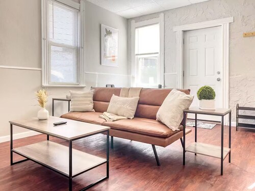 Cute Apt · Little Italy · Fast Wifi · Cozy Bed