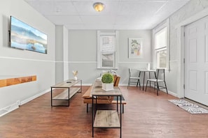 Interior - Cute Apt · Little Italy · Fast Wifi · Cozy Bed (Cleveland)