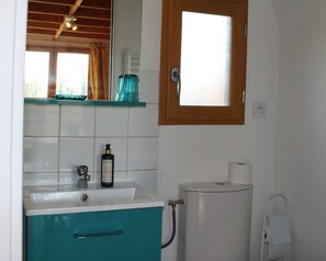 Douche, sèche-cheveux, serviettes fournies, savon