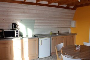 Kühlschrank, Mikrowelle, Herdplatte, Wasserkocher mit Kaffee-/Teezubehör