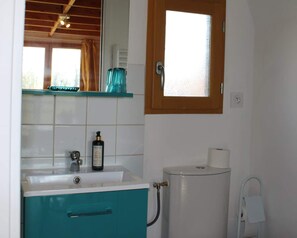 Ducha, secador de pelo, toallas y jabón