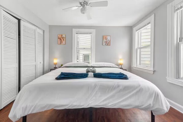 Silitysrauta/-lauta, Wi-Fi, vuodevaatteet