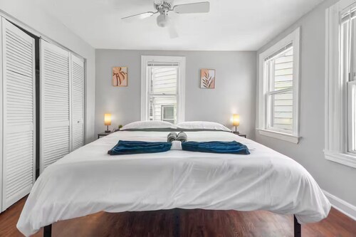 Little Italy · Group Stay · 4 TV's · Pet Friendly