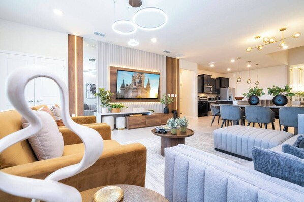 TV - Luxury Disney Villa / 7BR with Themed Rooms & Private Pool in Windsor Island (Davenport)
