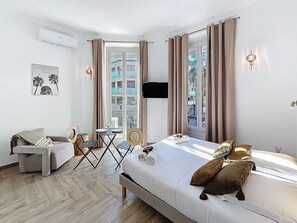 1 bedroom, WiFi, bed sheets - ✨ The Elegant Cannois – Stylish Studio with Balcony - Cannes hyper centre (Cannes)