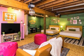 Internet, bed sheets - Cheerful Cabin, Games, Hot tub, Swings, and Fun! Caves very close! (South Bloomingville)