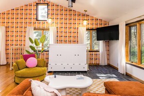 TV - Cheerful Cabin, Games, Hot tub, Swings, and Fun! Caves very close! (South Bloomingville)