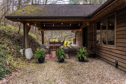 Cheerful Cabin, Games, Hot tub, Swings, and Fun! Caves very close!
