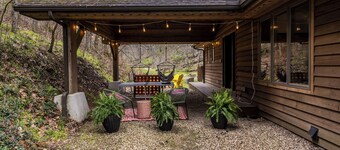 Cheerful Cabin, Games, Hot tub, Swings, and Fun! Caves very close!