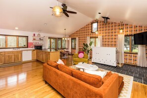 TV - Cheerful Cabin, Games, Hot tub, Swings, and Fun! Caves very close! (South Bloomingville)