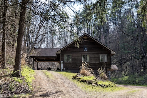 Cheerful Cabin, Games, Hot tub, Swings, and Fun! Caves very close!
