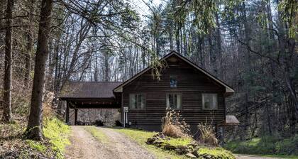 Cheerful Cabin, Games, Hot tub, Swings, and Fun! Caves very close!