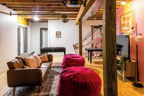 Game room - Cheerful Cabin, Games, Hot tub, Swings, and Fun! Caves very close! (South Bloomingville)