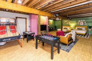 Internet, bed sheets - Cheerful Cabin, Games, Hot tub, Swings, and Fun! Caves very close! (South Bloomingville)