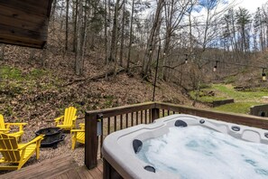 Outdoor spa tub - Cheerful Cabin, Games, Hot tub, Swings, and Fun! Caves very close! (South Bloomingville)