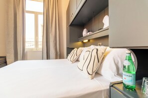 Habitación cuádruple Confort, vista a la ciudad | Escritorio y wifi gratis 