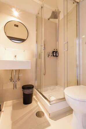 Habitación cuádruple Confort, vista a la ciudad | Escritorio y wifi gratis 