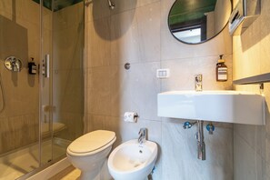 Habitación familiar, vista a la ciudad | Escritorio y wifi gratis 