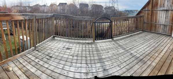 Property grounds - Luxurious 4BR Home w/ WiFI & Garage -Sleeps 8 
Ideal for families/groups stays, (Edmonton)