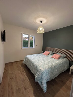 3 عدّة غرف نوم ومكواة/لوح كي وواي فاي وملاءات أسرّة