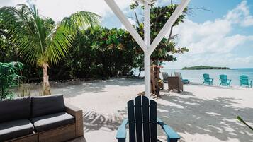 Deluxe-Doppelzimmer, Terrasse, Meerblick | Zimmersafe, individuell dekoriert, individuell eingerichtet