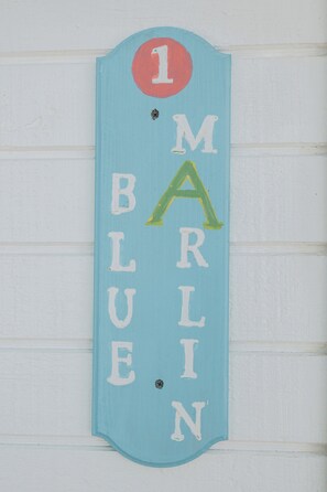 Familiekamer, patio, uitzicht op zee | Een kluis op de kamer, individueel gedecoreerd, individueel gemeubileerd