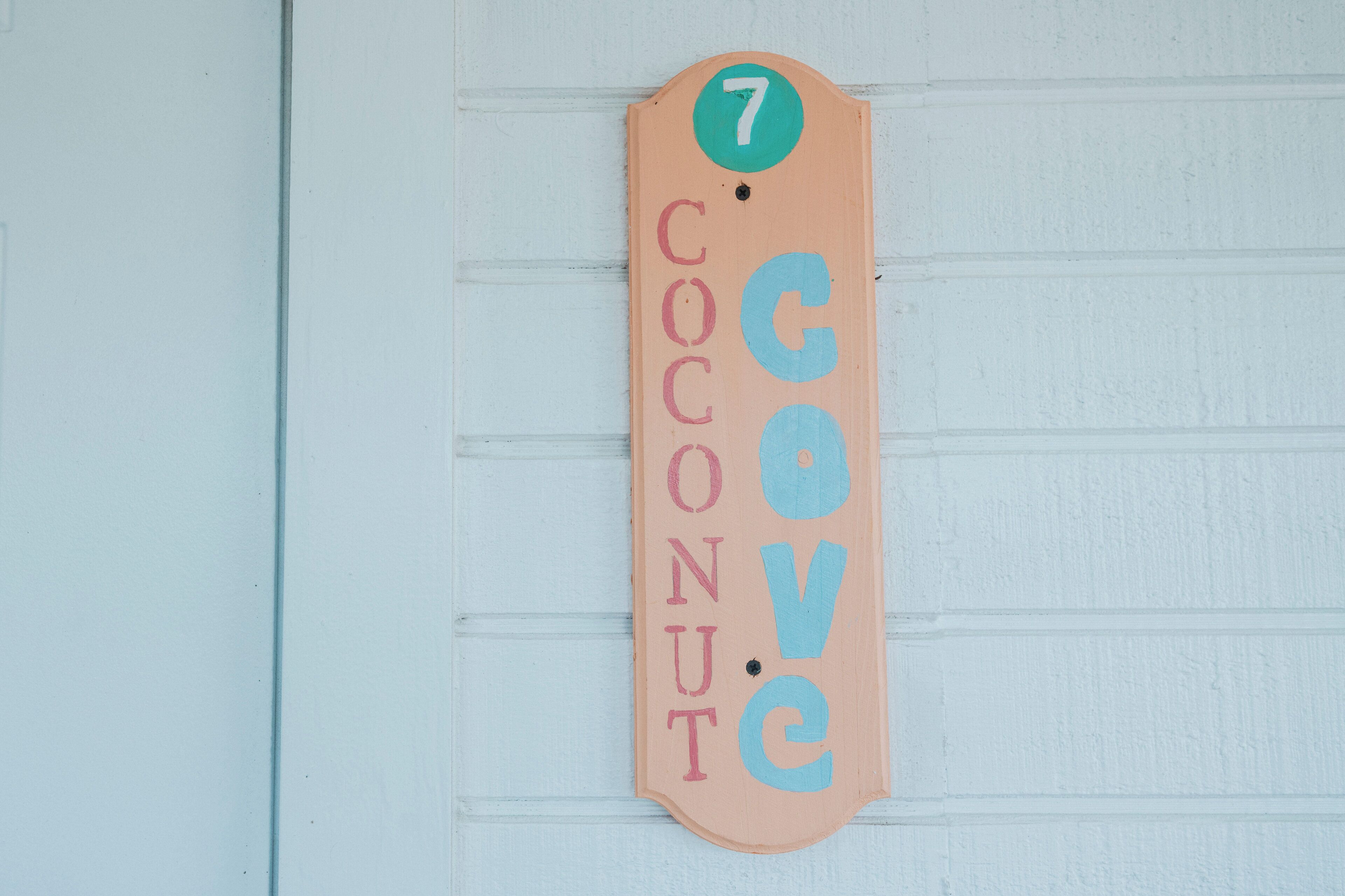 خزنة داخل الغرفة وبديكورات فريدة لكل غرفة وطراز فريد لكل وحدة