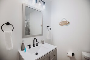 Deluxe Room, Balcony, Sea View | Bathroom