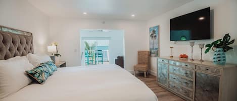 Family Room, Balcony, Sea View | Peti besi dalam bilik, dihias secara berasingan