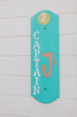 Eenvoudige tweepersoonskamer, patio, uitzicht op zee | Een kluis op de kamer, individueel gedecoreerd, individueel gemeubileerd