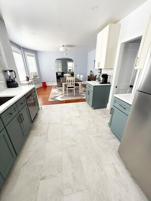 Private kitchen - Beach Escape, 3bed/1bath, 6 min walk to Beach (Ventnor City)