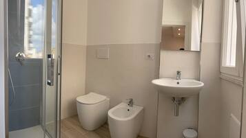 Comfort-Doppel- oder -Zweibettzimmer | Badezimmer | Dusche, Haartrockner, Handtücher, Seife