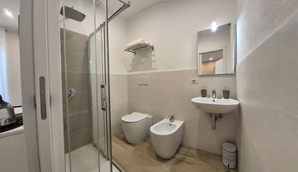 Deluxe Double or Twin Room, Balcony | Bilik Mandi | Pancuran mandi, pengering rambut, tuala disediakan, sabun 