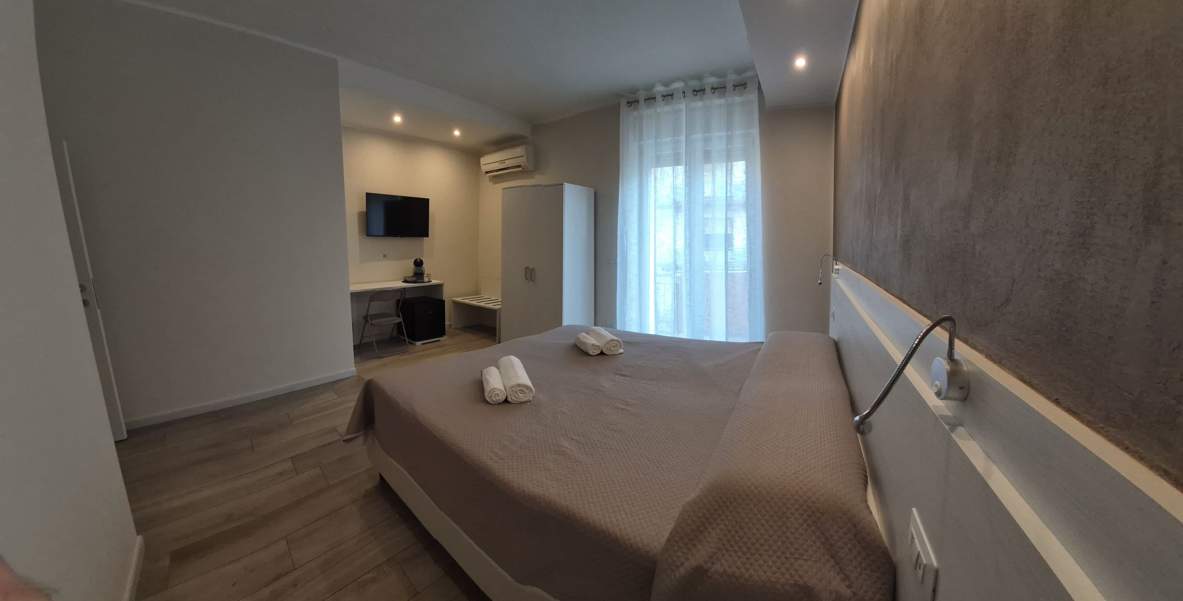 Camera Deluxe con letto matrimoniale o 2 letti singoli, balcone | Copriletto in piuma, materassi in memory foam, una scrivania