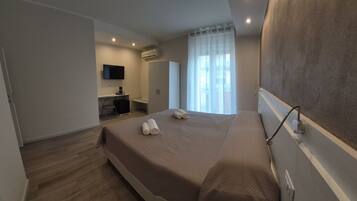 Camera Deluxe con letto matrimoniale o 2 letti singoli, balcone | Copriletto in piuma, materassi in memory foam, una scrivania